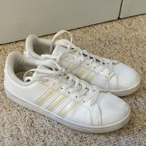 adidas white sneaker (Women Size 9)